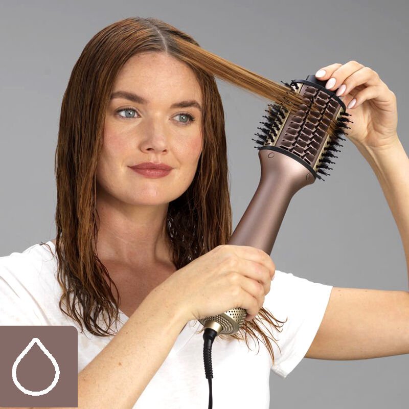 Mujer con el cabello mojado